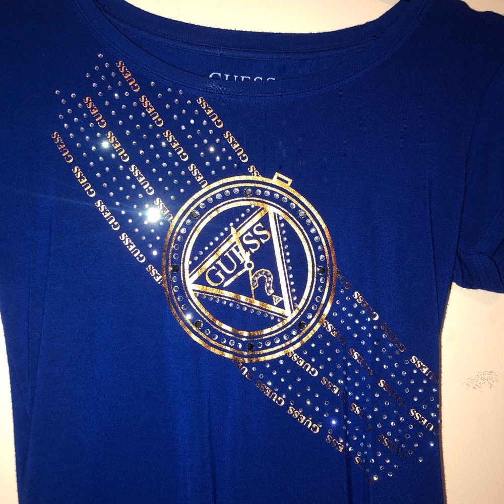 5 for $25 ⭐️ Guess Graphic Tee - Picture 2 of 3